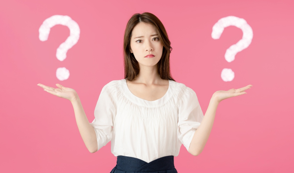 保険診療と自費診療の違いについて考える女性