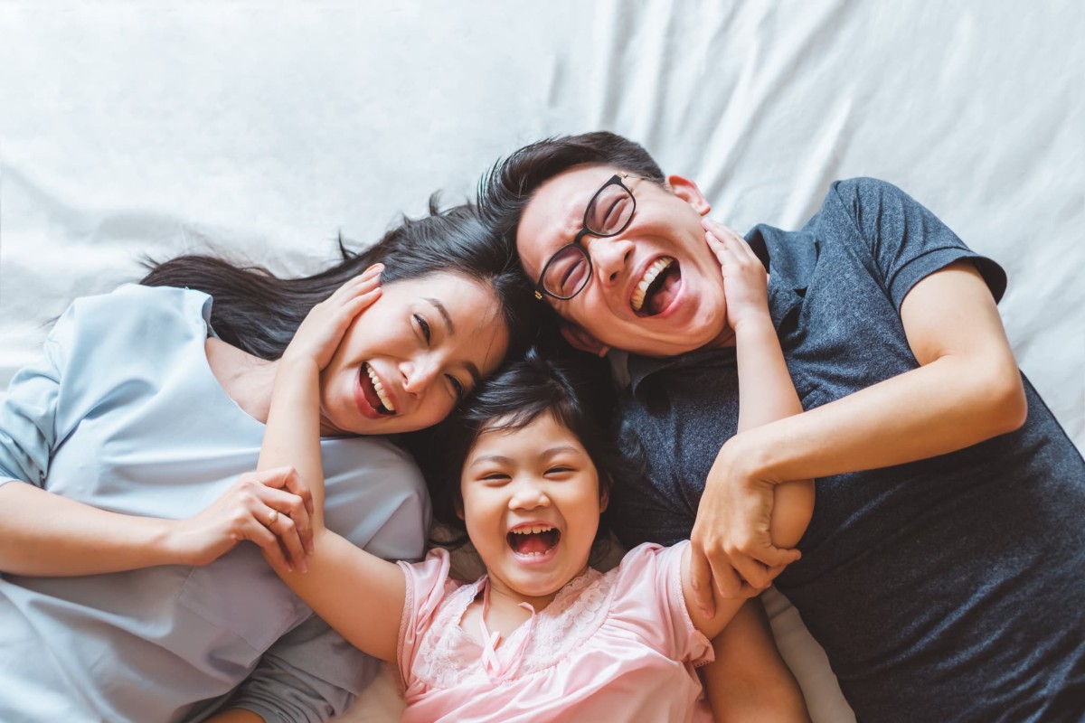 虫歯予防に成功している子どもと笑顔の両親