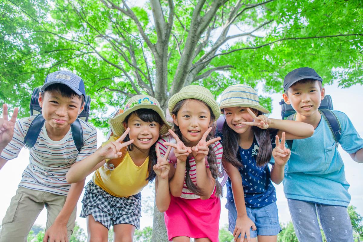 笑顔でピースサインをする子どもたち