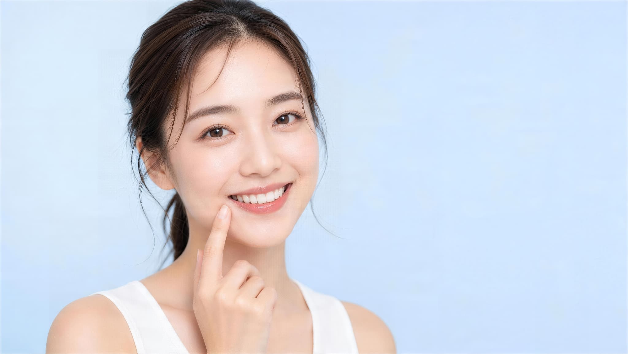 白い歯が印象的な笑顔の女性