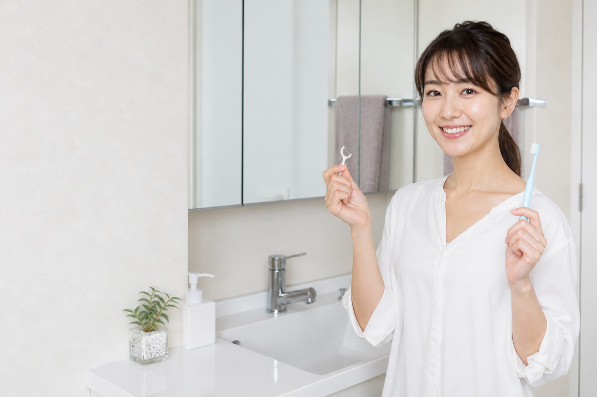 ホワイトニング効果を維持するために毎日丁寧に歯磨きをする女性
