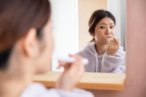 歯磨きをする女性